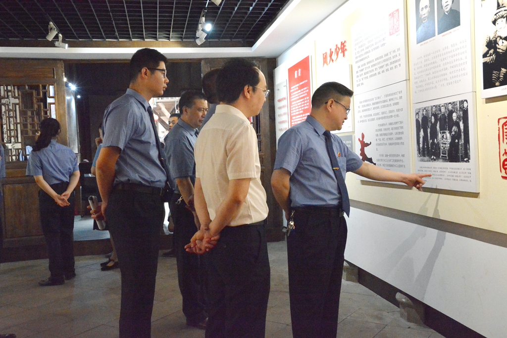 接受革命传统教育