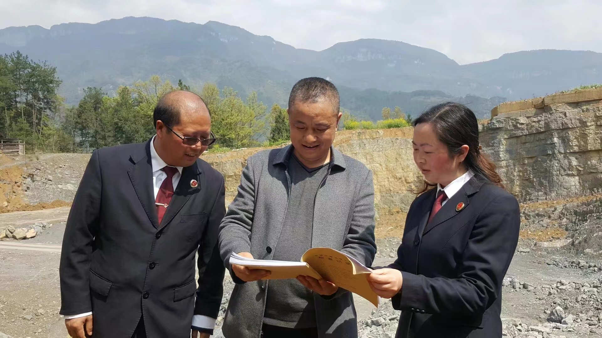 与国土局同志现场研究补植复绿方案