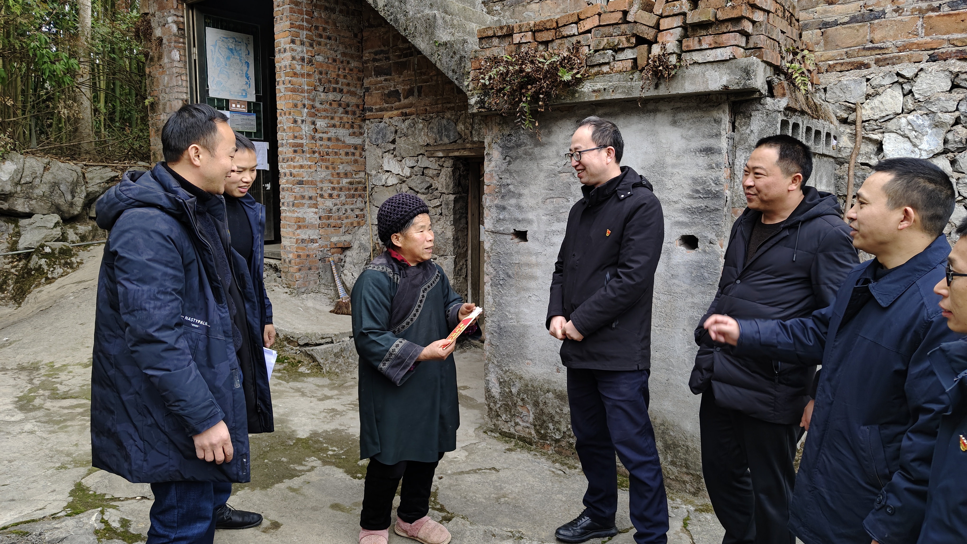 走访慰问困难群众